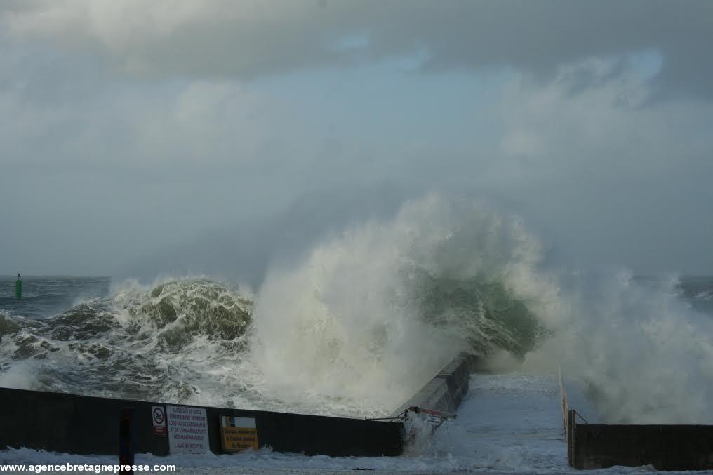 17h... La mer inonde le quai d'embarcation.