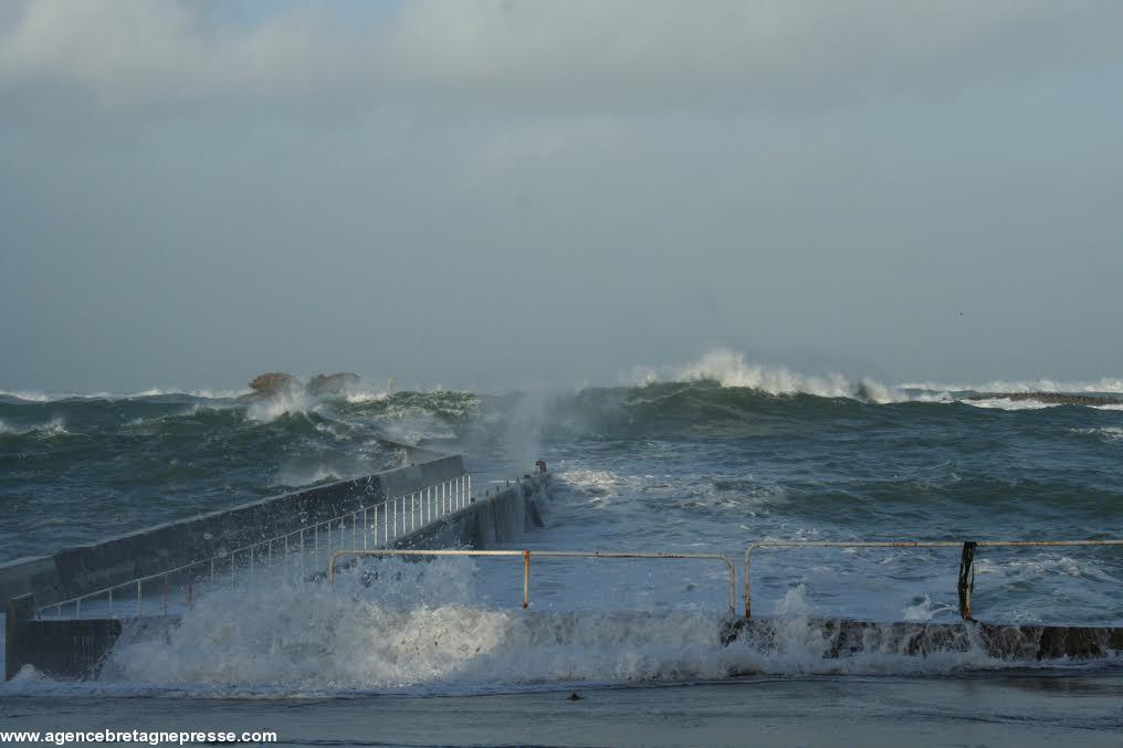 17h... La mer inonde le quai d'embarcation.