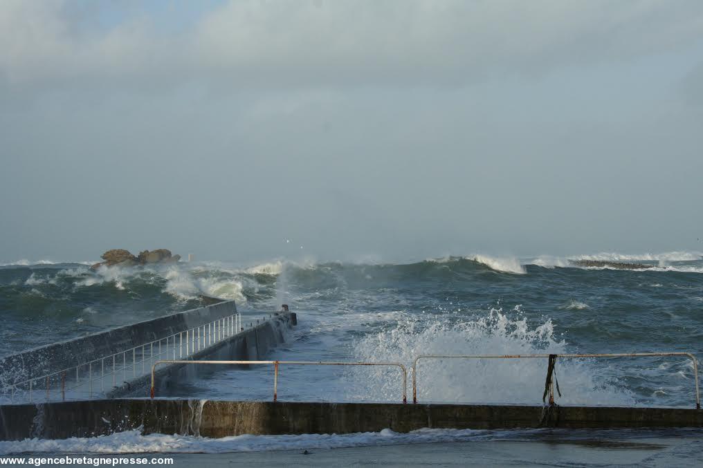 17h... La mer inonde le quai d'embarcation.