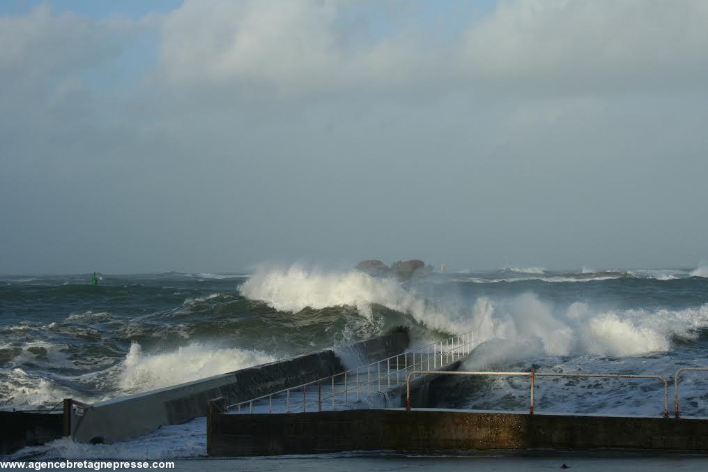 17h... La mer inonde le quai d'embarcation.