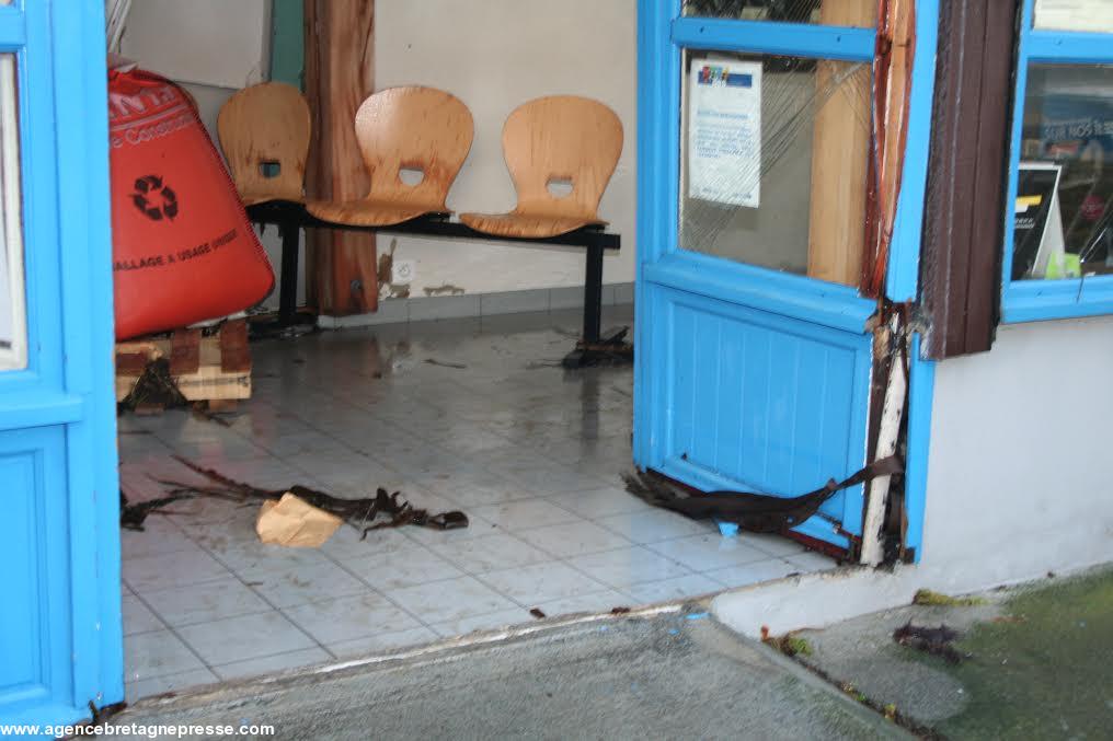 La puissance des vagues ont fracassées la porte de la gare.