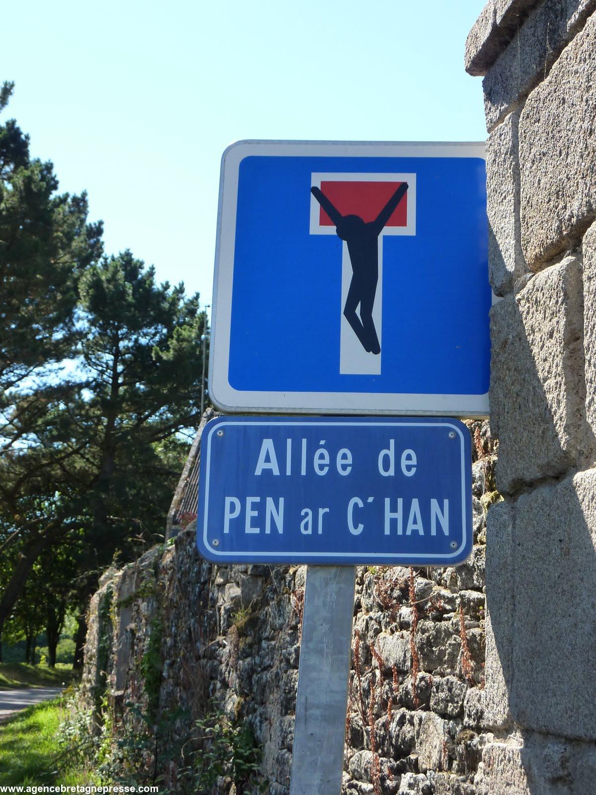 Sur l'ancien port de Pont-Croix, autocollant de Clet Abraham