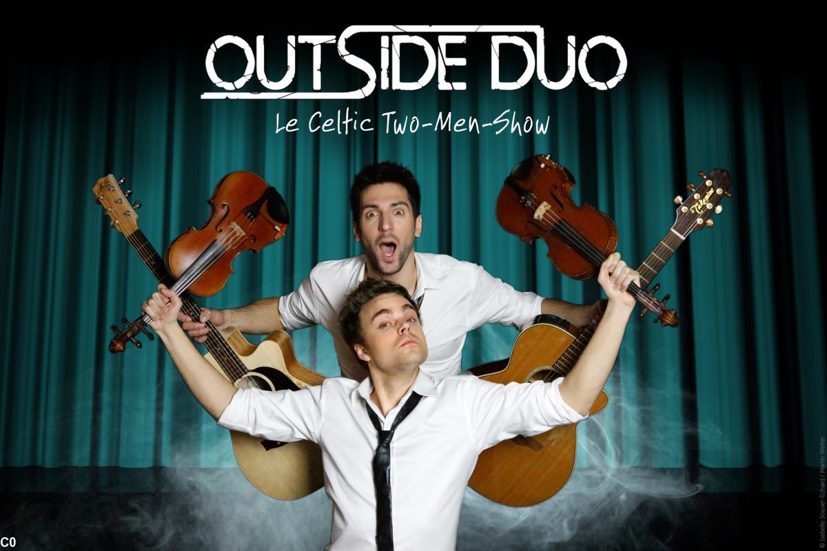 Outside Duo est écrit en haut de la photo.En dessous : The Celtic Showmen. Et Les deux artistes tenant en main violons et guitares.