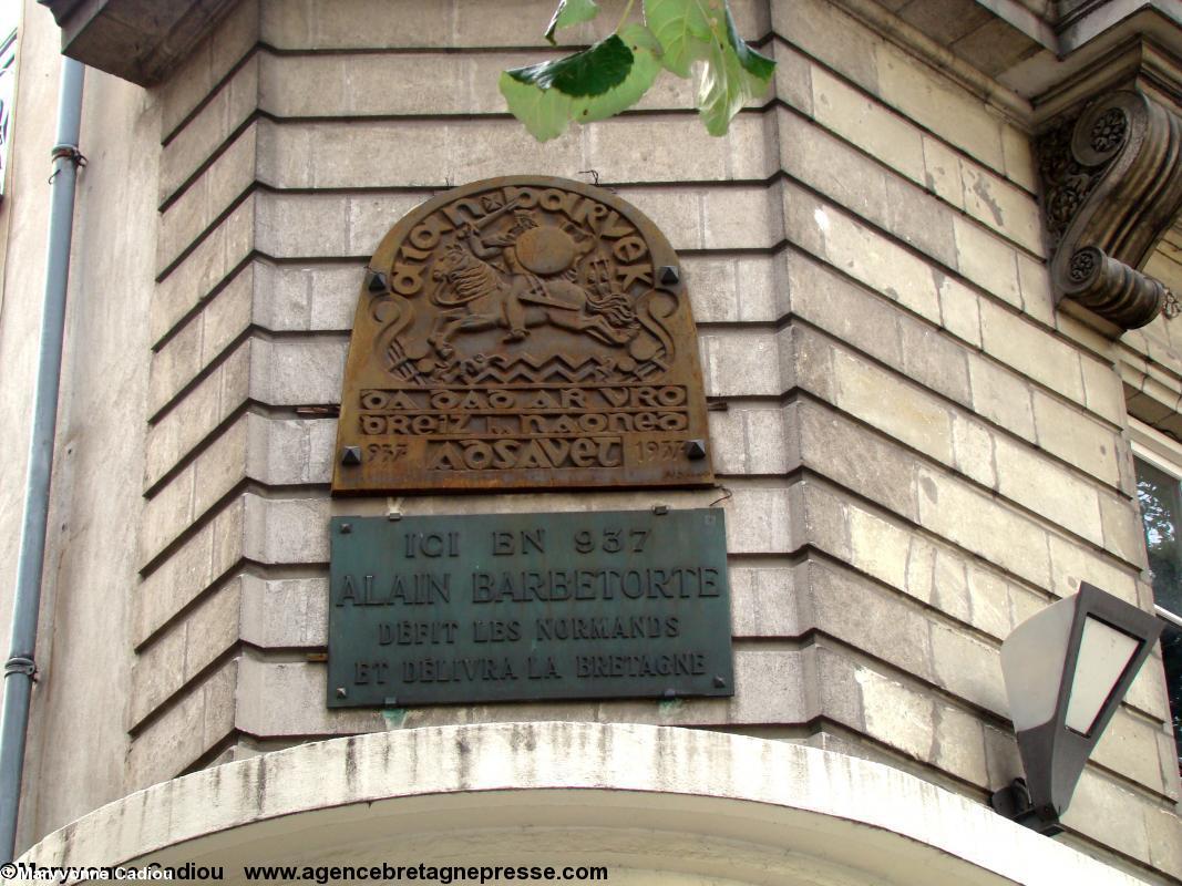 gros plan du haut-relief de Pol Durivault visible rue du Pré Nian à Nantes, (près des 50 Otages).