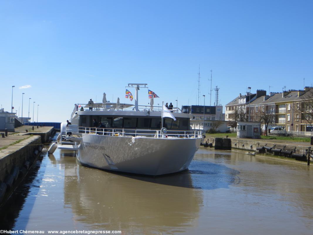 Le Loire Princesse en pleine man½uvre pour rentrer dans le bassin de St Nazaire.