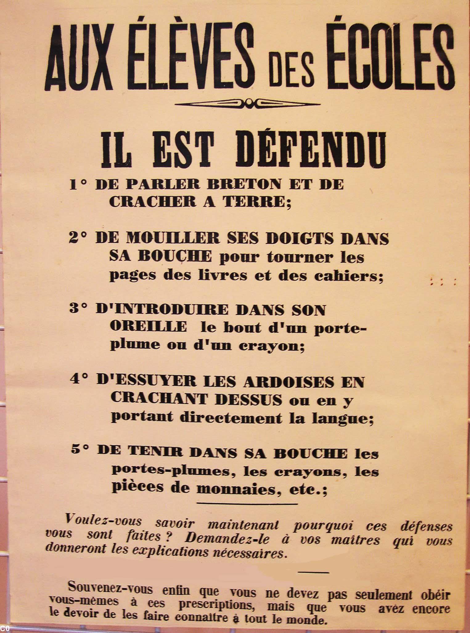 Cette affiche aurait été placardée dans certaines écoles de Basse-Bretagne, le fait qu'aucun original n'a été retrouvé ne prouve pas qu'elle n'ait pas existée, d'autant plus que placardées dans des préaux, leur durée de vie a du être limitée.