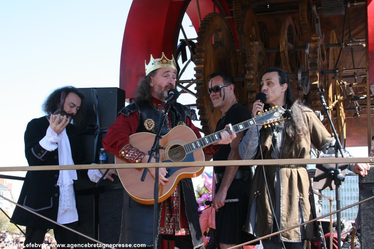 Carnaval de Nantes 2015 - Alan Simon sur le char du roi du carnalval et ses amis, fidèles dans ses opéras (Tristan, Konan, Marco) tous