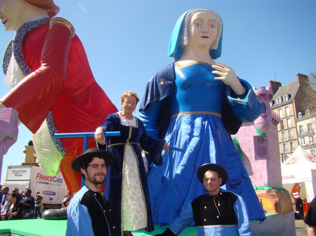 Carnaval de Nantes 2015 - Anne Codet, et deux membres de l'association les Alans