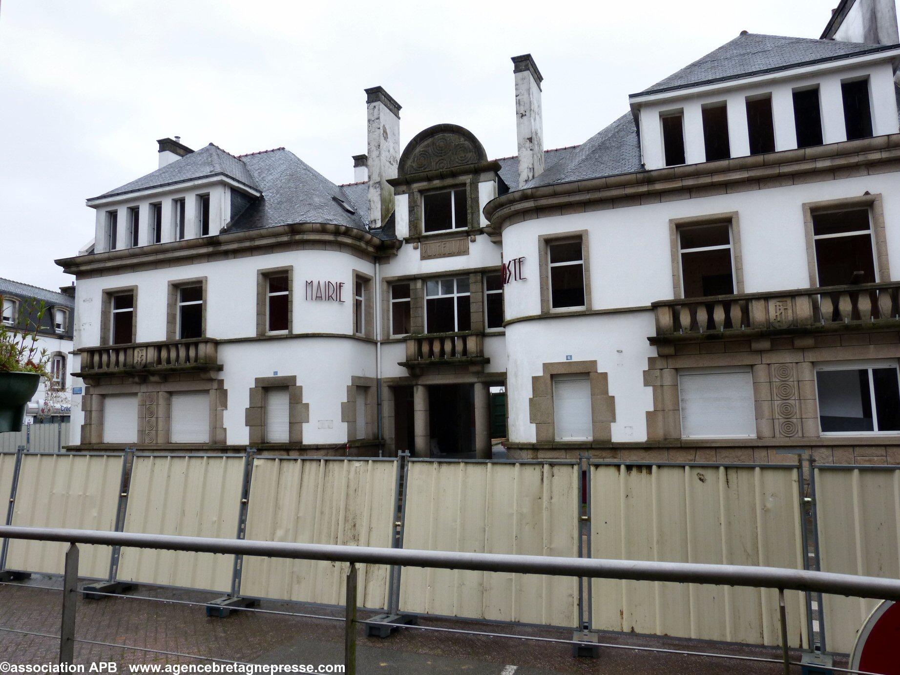 façade de la mairie-poste de Pluméliau le 30 avril 2015