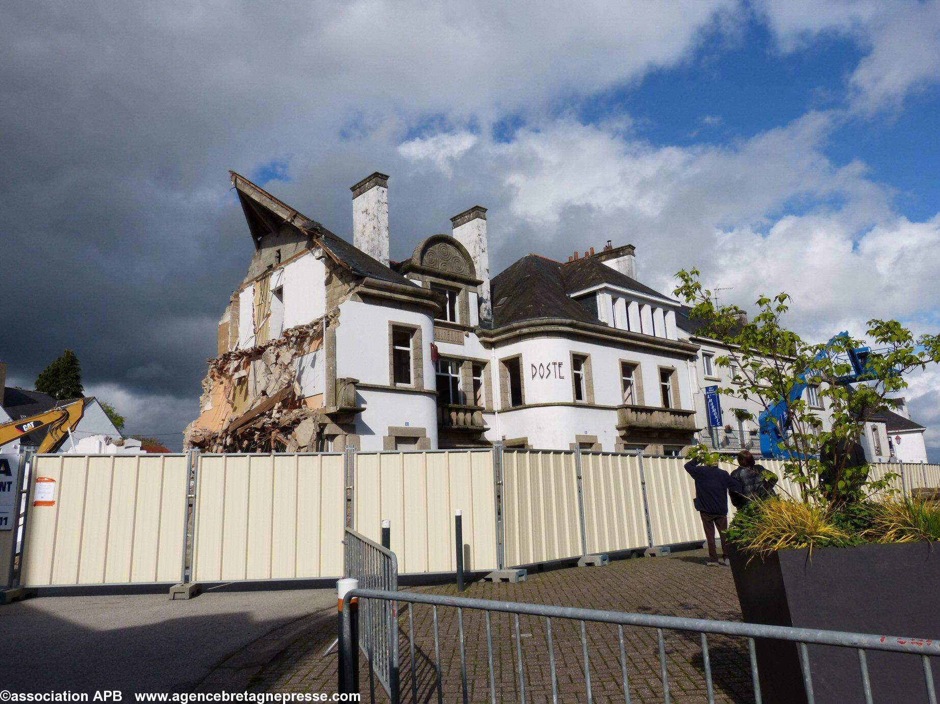 la mairie-poste de Pluméliau le 1er mai 2015