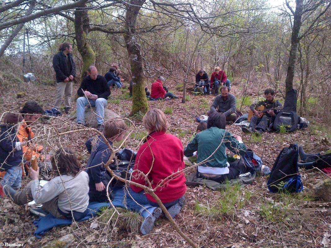 Pause dans les bois, lors d'une randonnée de Kala-Mae organisée par Bemdez.