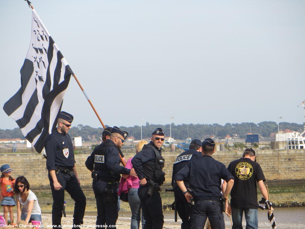 Les forces de sécurité encerclent les militants de Bretagne Réunie