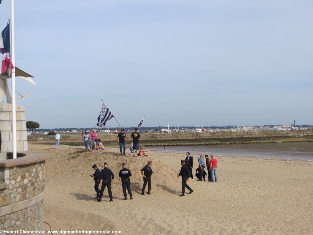 La police tente d'encercler un 2e groupe de militants