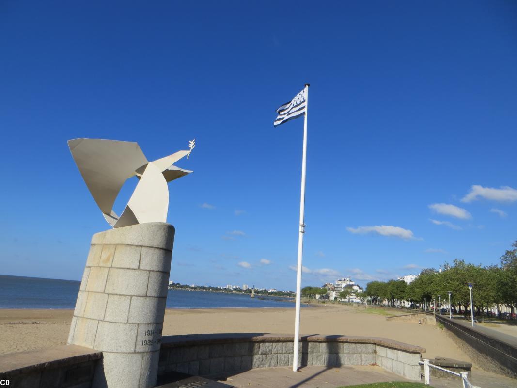 L'installation d'un Gwenn ha Du en juin 2014 sur le monument aux morts provoqua la colère du maire de Sant-Nazer qui fit voter un v½u pour 