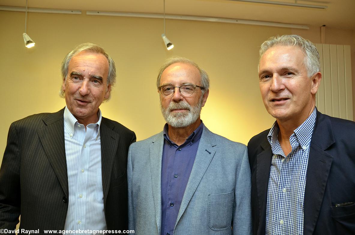 Patrick Mahé et Gilles Martin-Chauffier en compagnie du lauréat du prix Bretagne 2015 Cédric Morgan.