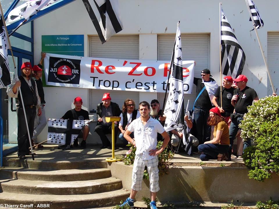 Cédric Lucas entouré de quelques membres de l'ABBR, devant les Affaires Maritimes de Concarneau.