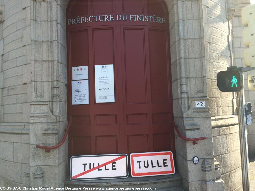 Les panneaux enlevés à Tulle et apportés à la préfecture du Finistère le 30/06/15 pour protester contre la réforme territoriale