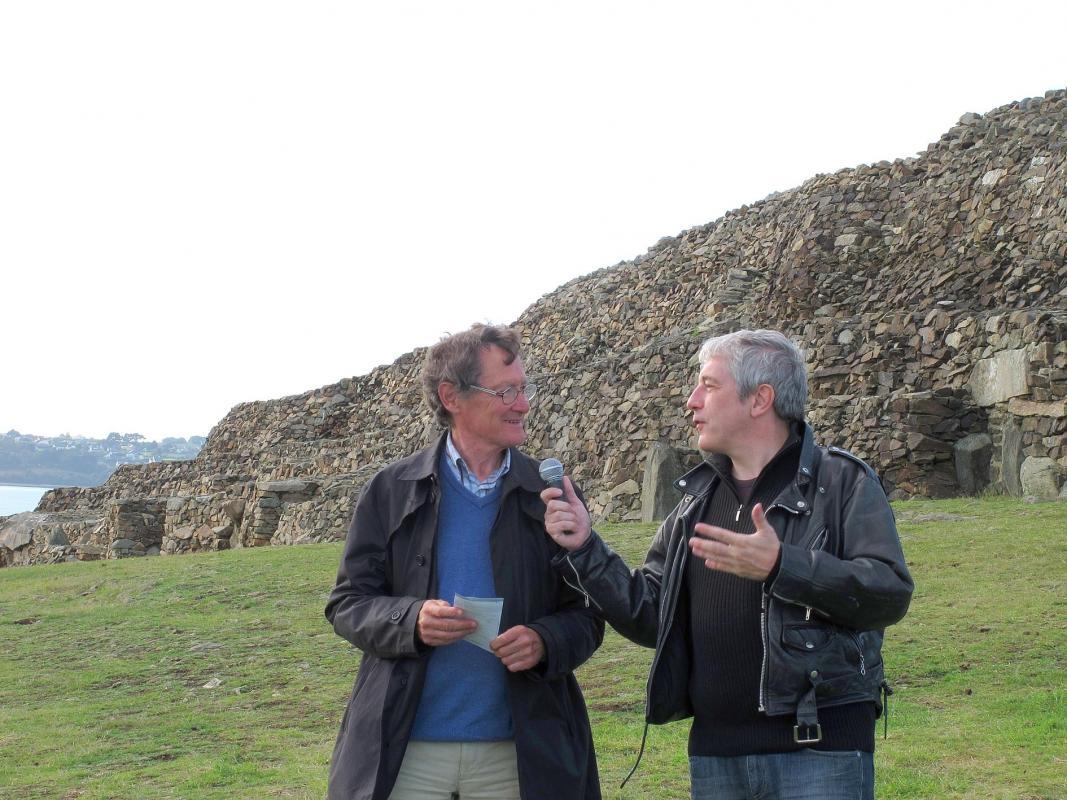 Les auteurs et conférenciers en action devant le cairn de Barnenez