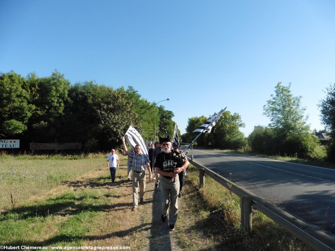 Le cortège était emmené par un sonneur originaire de Sant-Nazer et habitant le Tregor. Tout un symbole