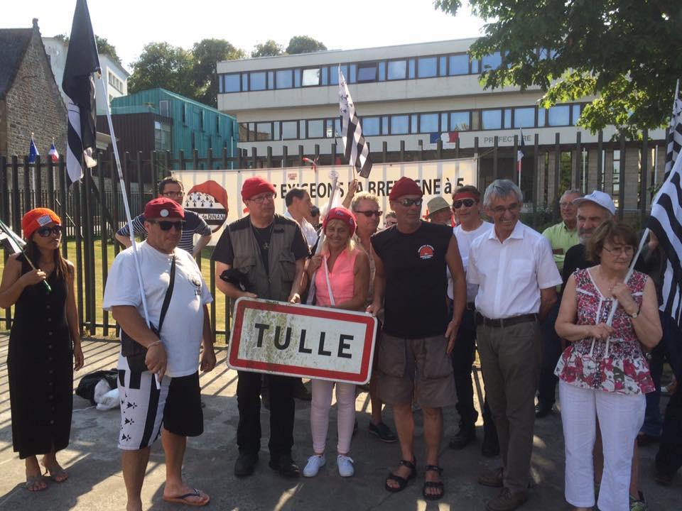 Des Bonnets Rouges accompagnés de Jean-Pierre Le Mat (conseiller stratégique
de la Section Nationale Bretonne de l'ANH), déposant un des panneaux de la
ville de Tulle devant la préfecture de Saint-Brieuc.