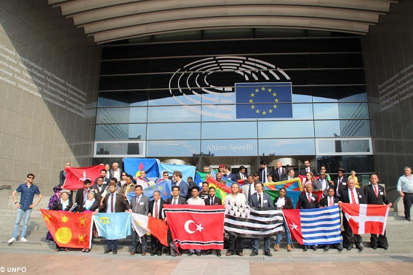 Une partie des Peuples membres de l'UNPO devant le Parlement Européen de Bruxelles.