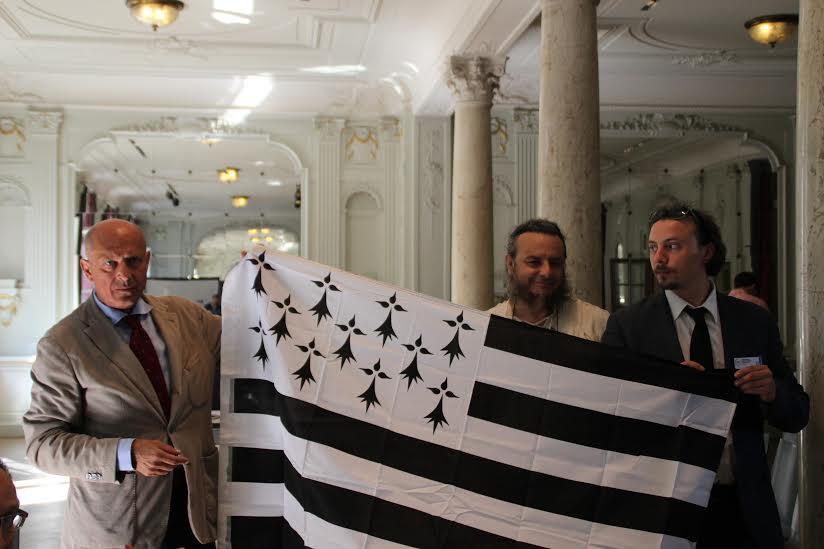 La délégation Bretonne en compagnie de Marino Busdachin, Secrétaire général de l'UNPO, avant l'échange des drapeaux, Breizh/UNPO.