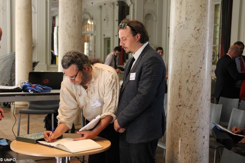 Signature de l'acte d'adhésion par la délégation bretonne.