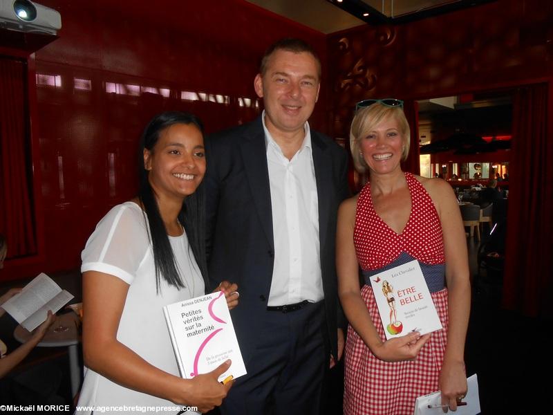 Pascal Benbrik, Editeur de Storia Edition et des livres PIC, entouré de ses 2 auteurs: Anissa Denjean et Léa Chevalier