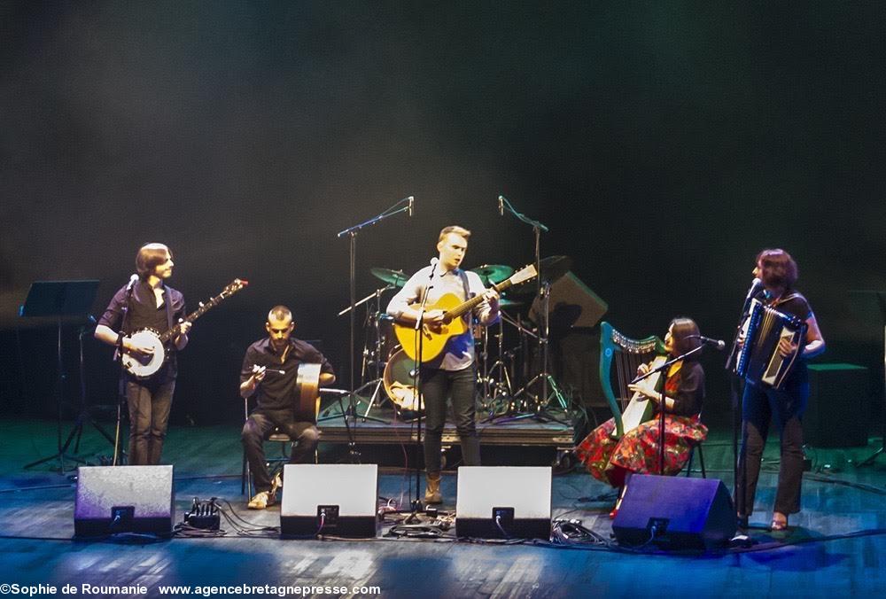 Rge Changing room : Cet excellent  groupe folk cornouaillais est un projet commun entre l'auteur-compositeur-interprète Tanya Brittain et le musicien Sam Kelly.  Ces talentueux artistes sont les lauréats du dernier Pan Celtic Festival où ils représentaient la Cornouailles : meilleur groupe traditionnel, meilleure nouvelle chanson traditionnelle et le prix International.