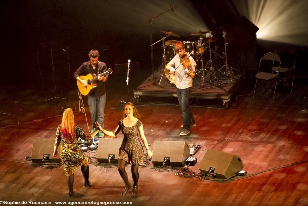 Stuart MacQuarrie et Jamie Toms se sont rencontrés en 2014 pour former un duo musical contemporain appartenant à la nouvelle scène populaire de la Cornouailles. Les deux artistes ont inventé un son unique et moderne, basé sur les techniques de jeu traditionnel.