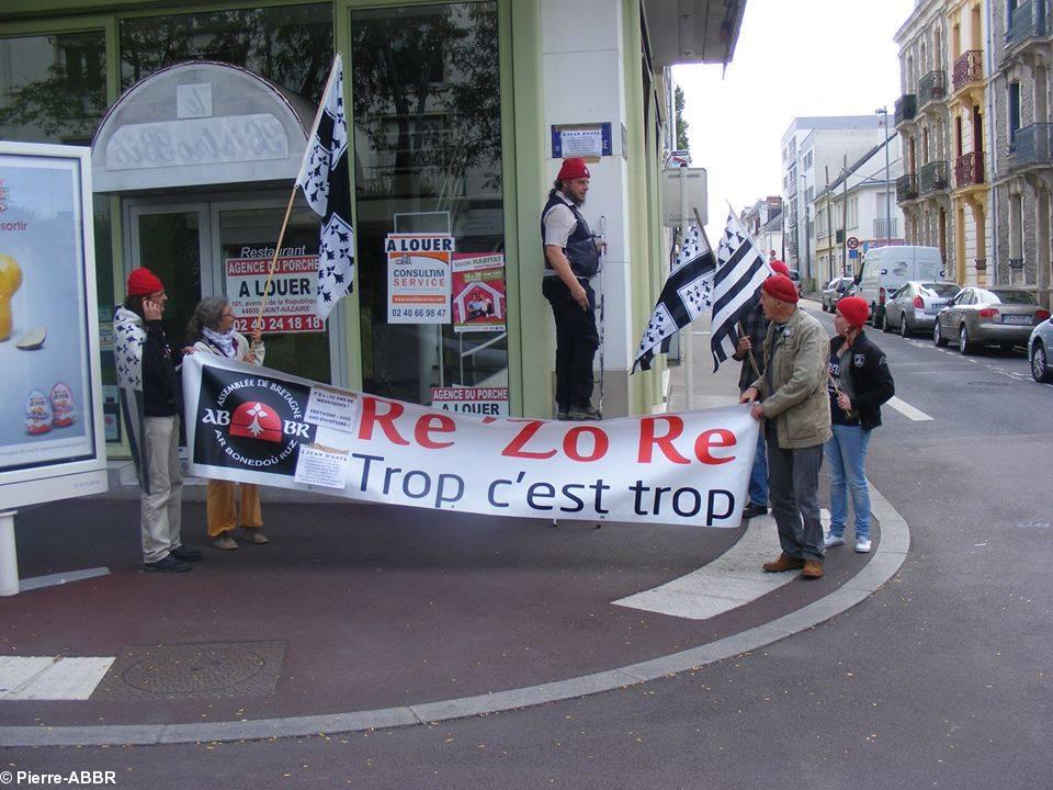 Recouvrement des plaques de l'Avenue de la République par des affichettes au nom de Jean d'Ust.