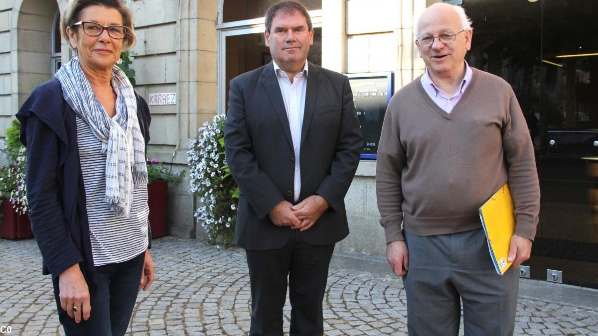 Christian Troadec, maire de Carhaix, P. Breton , recteur de Carhaix, Hélène Guillemot, adjointe aux affaires sociales de Carhaix.