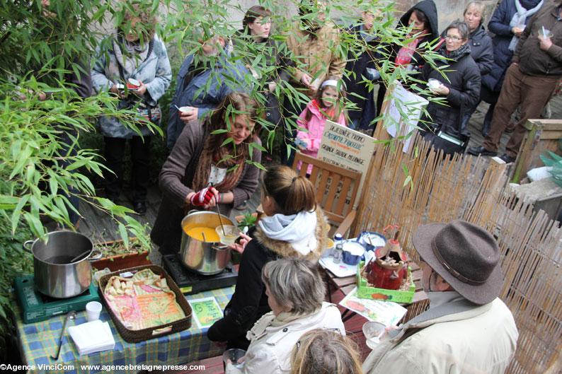 Plus de 50 soupiers amateurs, professionnels et membres de collectivités (école, clubs, associations...) préparent les centaines de litres de soupe servis chaque dernier dimanche de novembre.