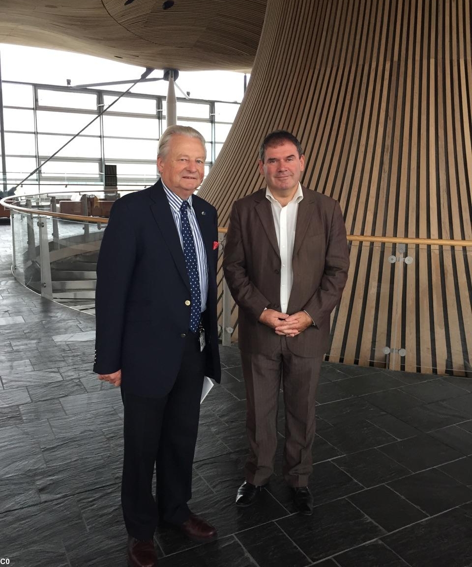 C Troadec et D Elis Thomas, au Senedd, l'Assemblée nationale galloise.