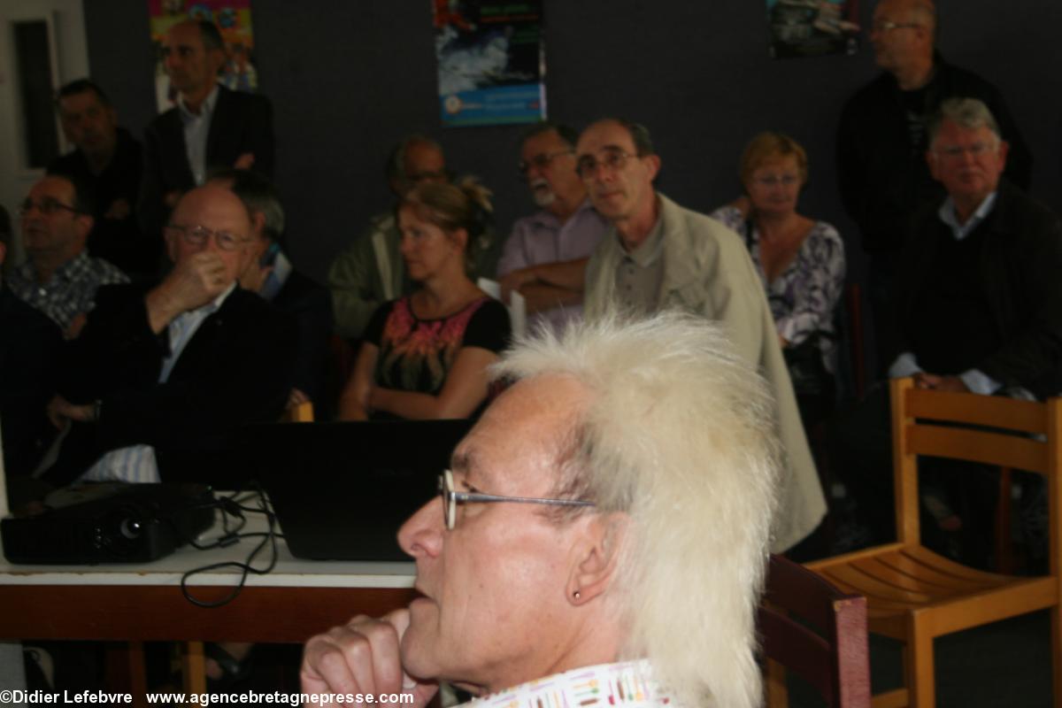 2- Régionales en 44 : lancement de la campagne de la liste Denigot. Jean-Louis Jossic, attentif, dans la salle