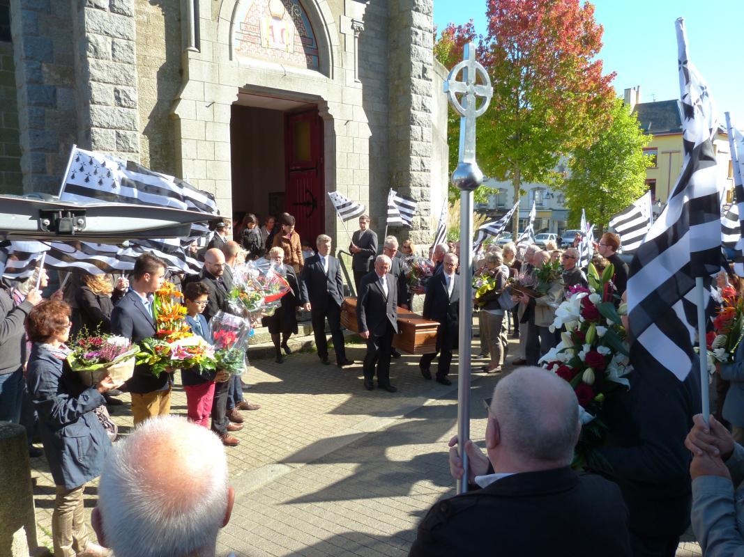 Leun a oa iliz Ploue d'an enderv-mañ evit obidoù Herri ar Borgn. Dalc'het eo bet sonj ag e garantez hag e stourm evit Breizh hag ar brezhoneg e-pad an overenn.