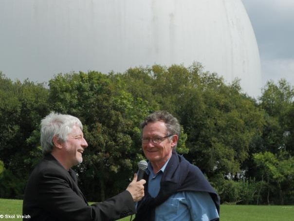 Olivier Caillebot et Jean-Jacques Monnier devant le radôme de Pleumeur-Bodoù dans les Côtes-d'Armor.