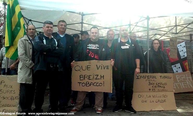 La photo souvenir : Olivier Anezo, ses collègues et deux membres de Bretagne Réunie au rassemblement de Carquefou le 7 octobre 2015.