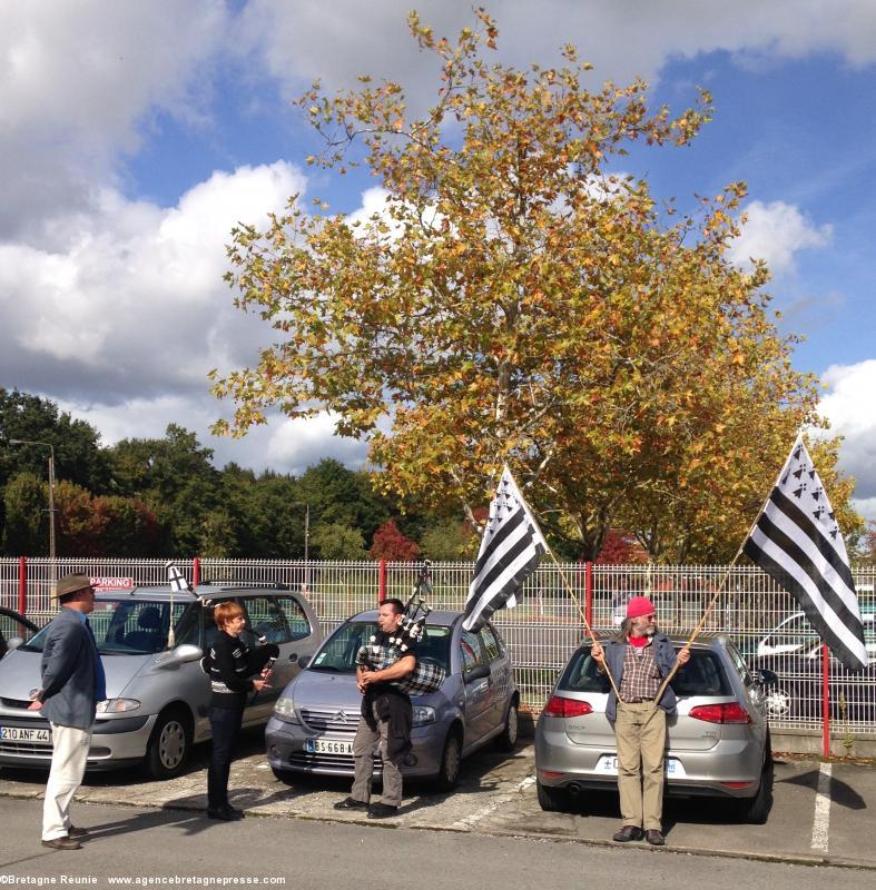 En musique devant les grilles de l'usine de tabacs au rassemblement de Carquefou le 7 octobre 2015. 15 h 03.