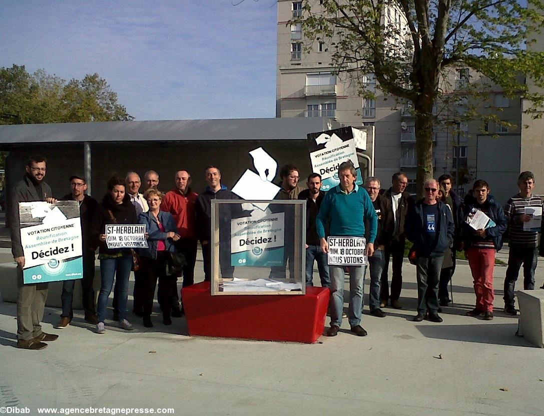 Présentation de l'urne géante aux Herblinois le samedi 10 octobre. Dibab et comité local nantais de Bretagne Réunie.