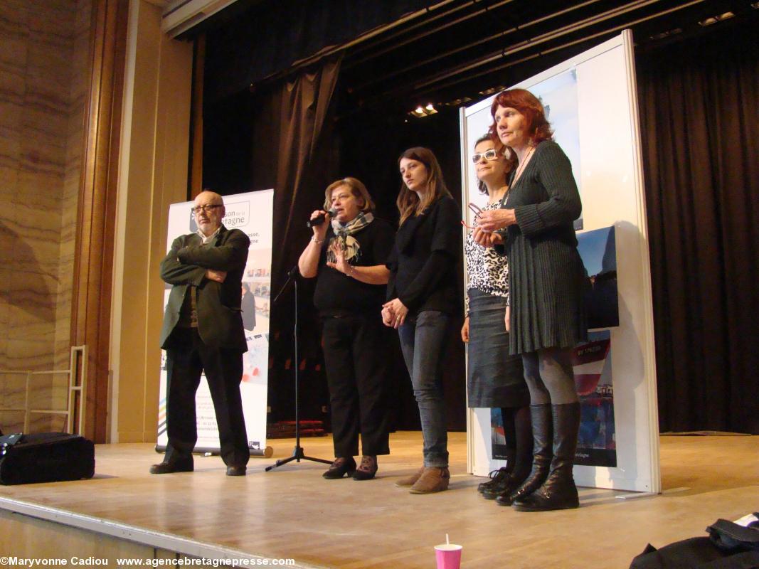 Remise des prix des nouvelles par Françoise Le Goaziou en présence de Claude-Youenn Roussel. Salon 2013.