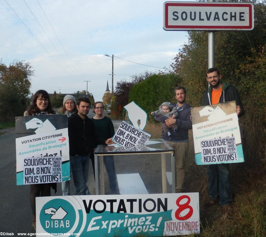 Des membres de l'association Dibab et des Soulvachais autour d'une urne géante pour appeler la population à participer au vote. Photo 26 octobre à 16 h 42.