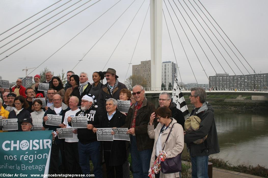 Des candidats, la Loire, et le pont Éric Tabarly. Présentation à la presse de la liste Choisir nos régions et réunifier la Bretagne.