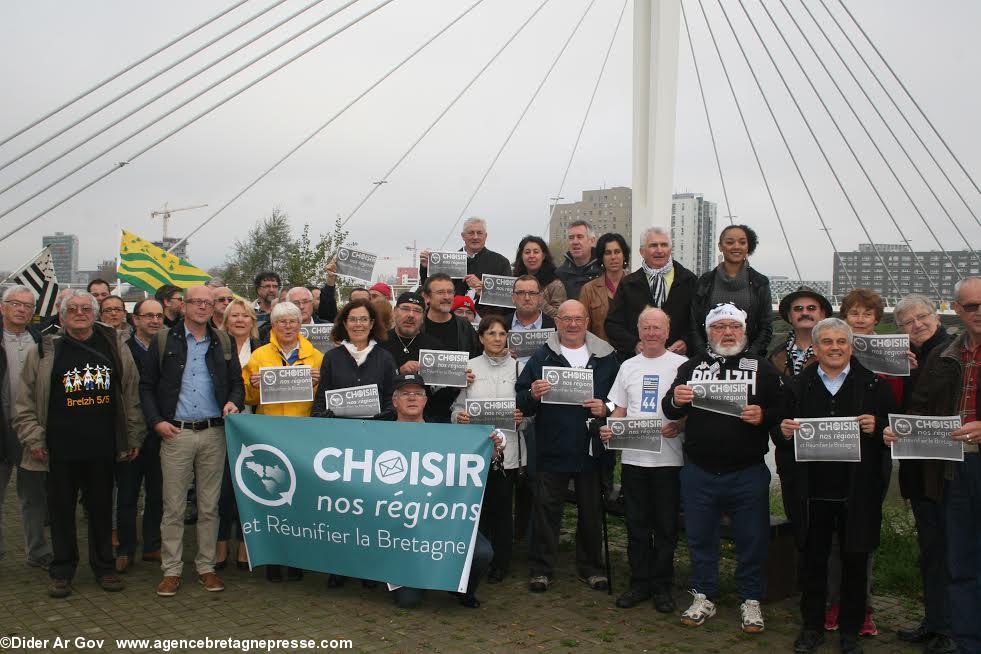 Des candidats, la Loire, et le pont Éric Tabarly. Présentation à la presse de la liste Choisir nos régions et réunifier la Bretagne.