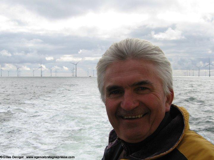 Gilles Denigot devant un champ d'éoliennes en mer au Danemark. Photo du site de la liste. Présentation à la presse de la liste Choisir nos régions et réunifier la Bretagne.