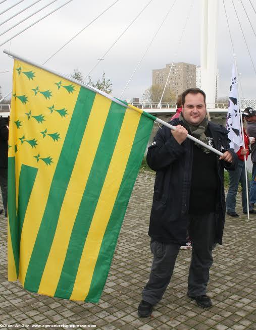 Olivier Anezo (porteur du projet Breizh Tobacco), et son Gwenn ha du aux couleurs du FCNA (foot-ball club de Nantes). Présentation à la presse de la liste Choisir nos régions et réunifier la Bretagne.