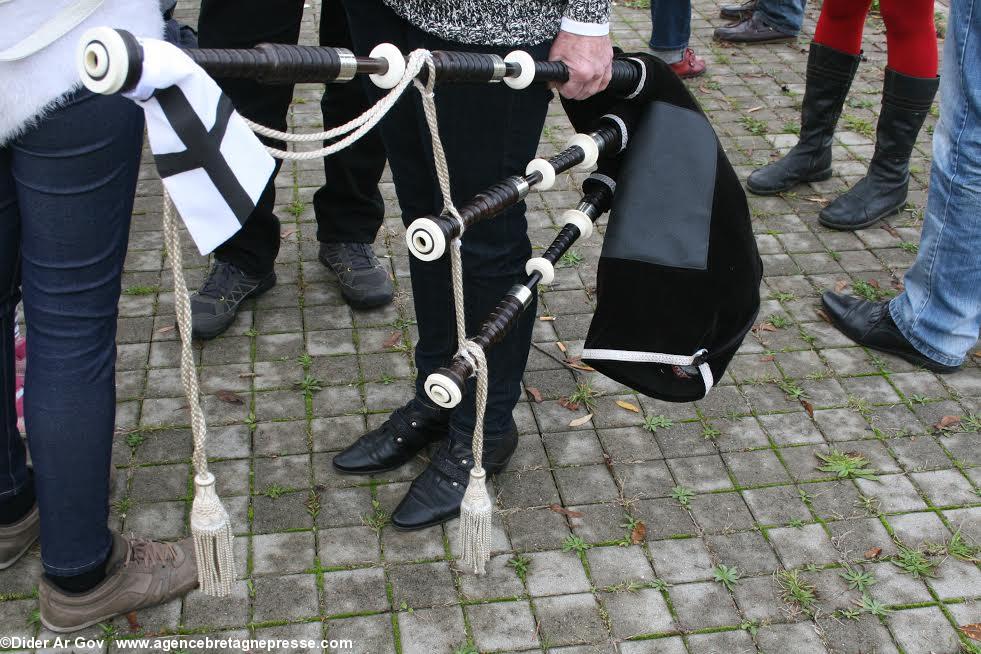 La cornemuse (biniou braz) est de sortie. Présentation à la presse de la liste Choisir nos régions et réunifier la Bretagne.