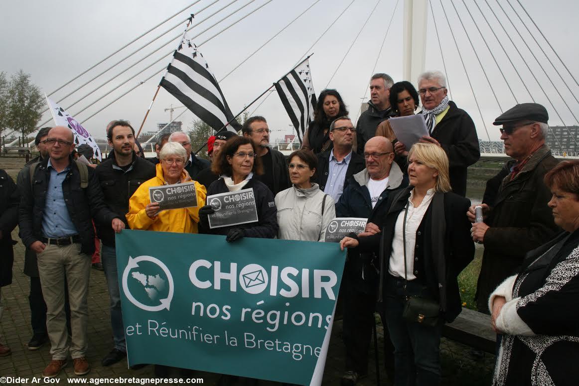 Des candidats de Loire-Atlantique, et d'ailleurs. Présentation à la presse de la liste Choisir nos régions et réunifier la Bretagne.