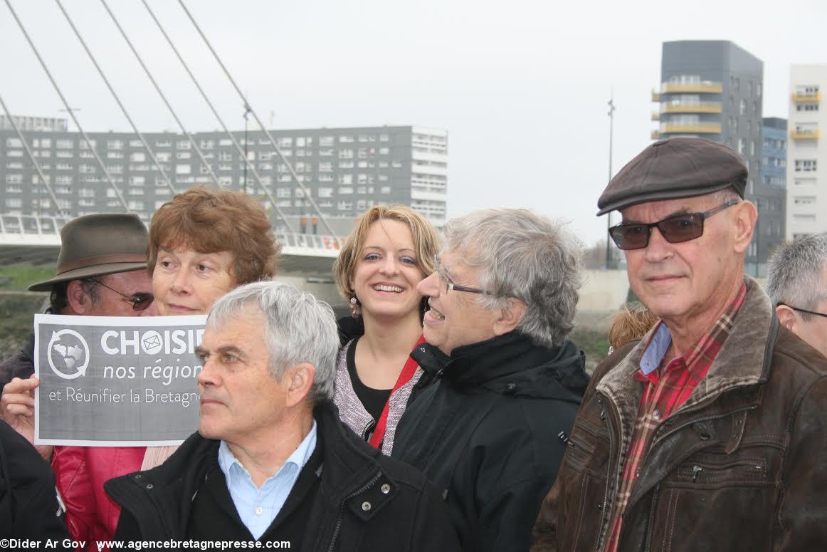 Différents candidat(e)s. Devant René Le Youdec, Patrick Lecat, Jacky Flippot. Au centre, Maïwenn Tournellec, candidate en Maine-et-Loire. Présentation à la presse de la liste Choisir nos régions et réunifier la Bretagne.