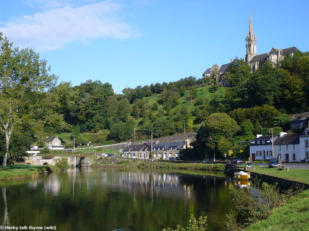 Le bourg de Châteauneuf-du-Faou vu depuis les berges de l'Aulne (en aval de sa jonction avec le Canal de Nantes à Brest).